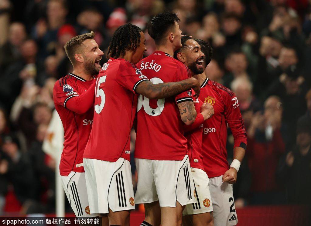 重返前四！阿莫林拿到首个英超三连胜 曼联新援打出身价